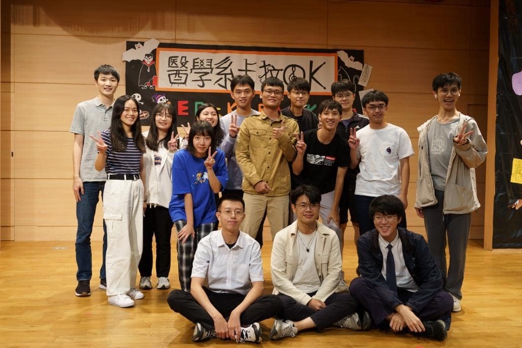 一張含有 服裝, 人員, 足部穿著, 男人 的圖片 自動產生的描述