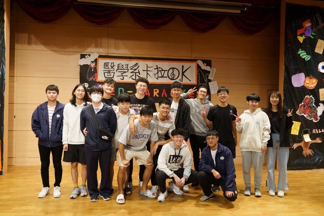 一張含有 服裝, 人員, 男人, 足部穿著 的圖片 自動產生的描述