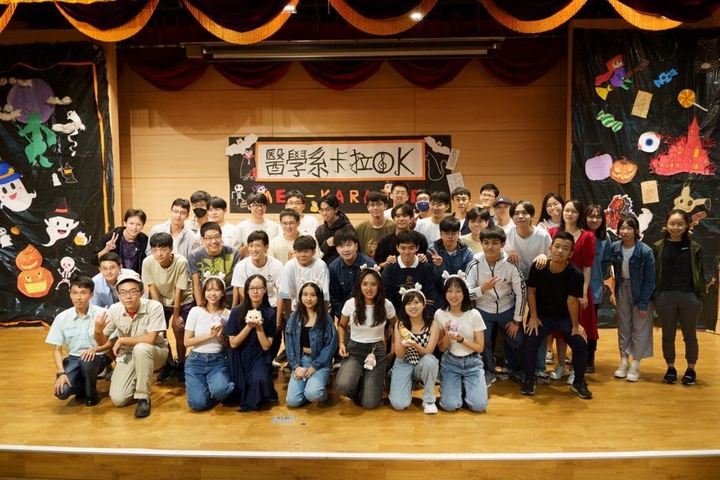 一張含有 服裝, 人員, 男人, 室內 的圖片 自動產生的描述