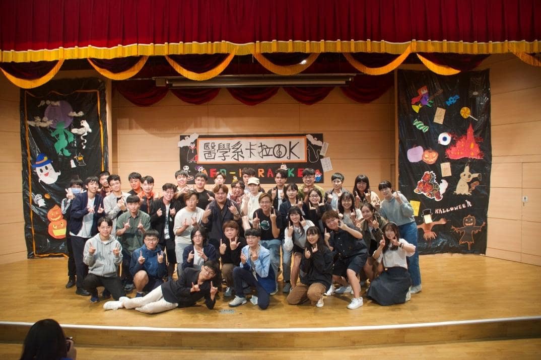 一張含有 服裝, 室內, 人員, 劇院 的圖片 自動產生的描述