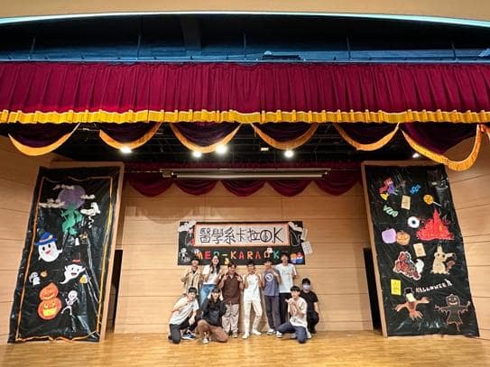 一張含有 服裝, 室內, 地板, 人民 的圖片 自動產生的描述