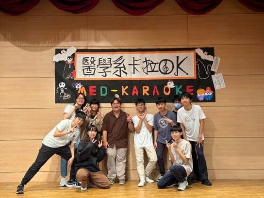 一張含有 服裝, 人員, 足部穿著, 男人 的圖片 自動產生的描述