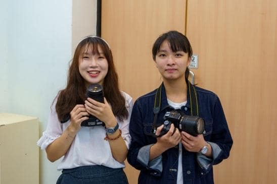 一張含有 人員, 服裝, 人的臉孔, 牆 的圖片 自動產生的描述