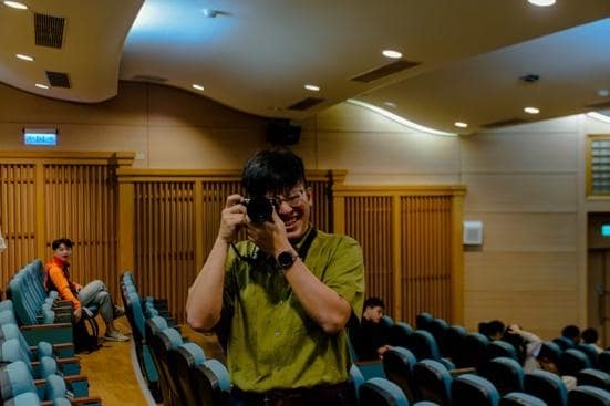 一張含有 服裝, 人員, 室內, 人的臉孔 的圖片 自動產生的描述