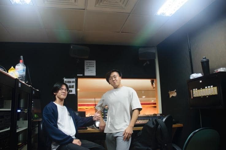 一張含有 服裝, 人員, 室內, 男人 的圖片 自動產生的描述